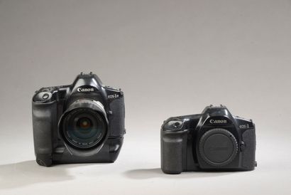 null Ensemble de deux appareils photographiques Canon : Canon EOS-1 sans objectif...