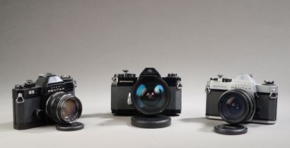 null Ensemble de trois appareils photographiques : Pentax Spotmatic SP II avec objectif...