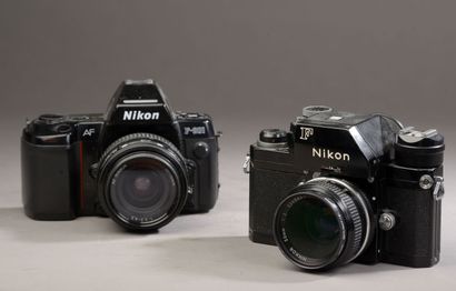 null Ensemble de deux appareils photographiques Nikon : Nikon F Photomic noir avec...