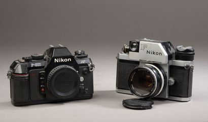 null Ensemble de deux appareils photographiques Nikon : Nikon F Photomic chromé avec...