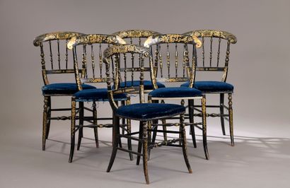  Six chaises volantes en bois laqué noir et or à décor floral, le dossier ajouré,...