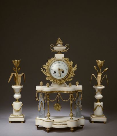 null Garniture de cheminée en marbre blanc, marbre gris et bronze doré composée :

-...