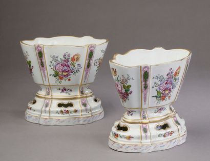  Dans le style de SCEAUX. Paire de vases dits "hollandais" en faïence à décor polychrome...