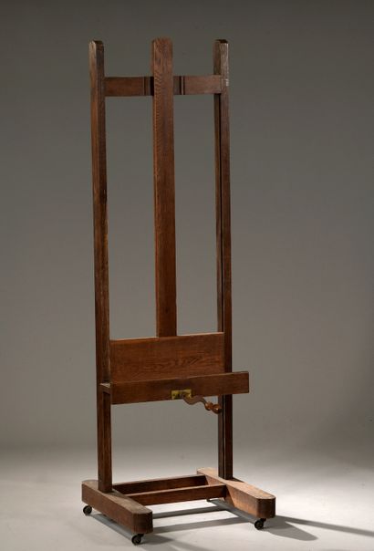 null 
Oak easel adjustable in height and resting on skids with casters (small wear,...