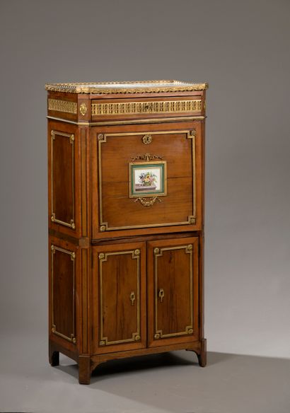  Straight secretary in light wood veneer, the uprights with cut sides. The front...
