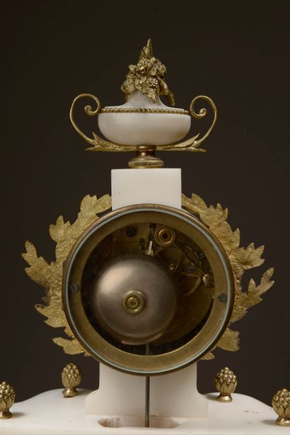 null Garniture de cheminée en marbre blanc, marbre gris et bronze doré composée :

-...