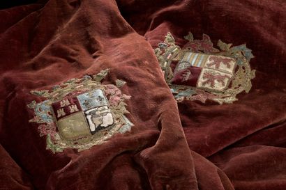  Paire de rideaux en velours rouge cramoisi appliqué d'armoiries couronnées (petites...