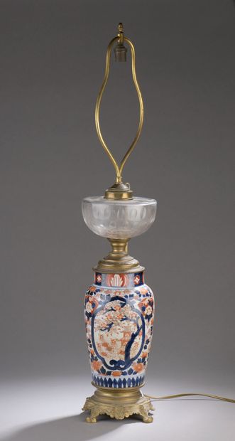 null Oil lamp, the porcelain body with Imari decoration, the bronze frame (electrically...