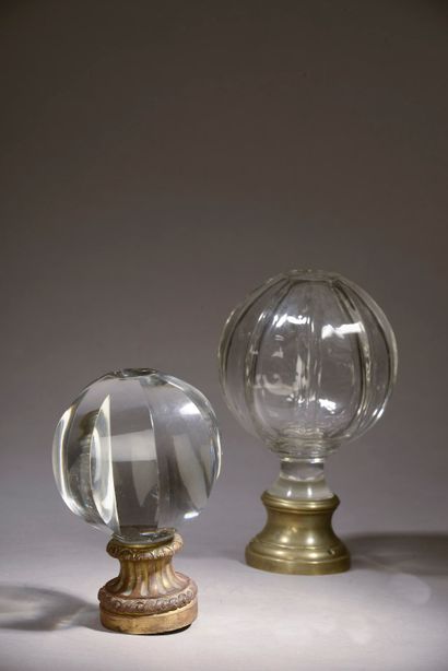  Deux boules d'escalier, l'une en cristal facetté, l'autre en verre et leur monture...