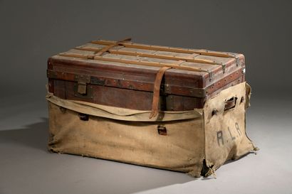  Set of three travel trunks such as : - GOYARD, Paris. Travelling trunk in goyardine...