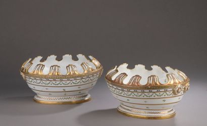 null PARIS, Manufacture du Duc d'Angoulême.

Pair of white porcelain refreshers with...