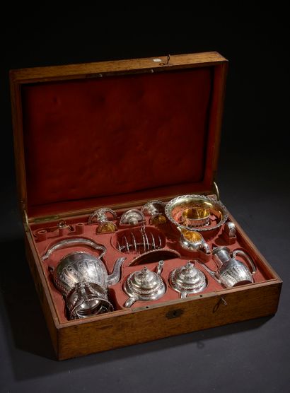 null Important tea and coffee service and silver chased with interlacing and gilded...