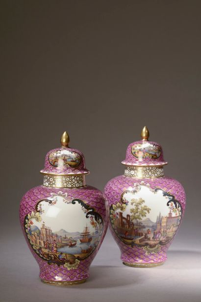  Dans le goût de MEISSEN, XIXe siècle. Paire de petits pots couverts en porcelaine...