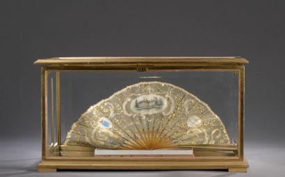  House of DUVELLEROY. Fan in blond horn, the lace and silk leaf decorated with golden...