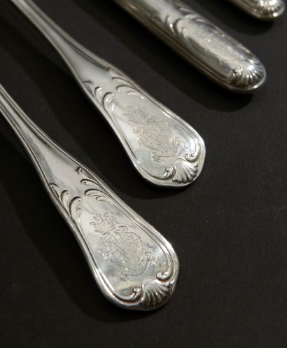 null Importante partie de ménagère en argent, la spatule à filets feuillagés et coquille...