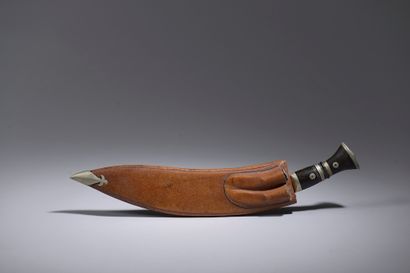  HERMÈS. Couteau de chasse (kukri népalais) à lame courbe, le manche en corne et...