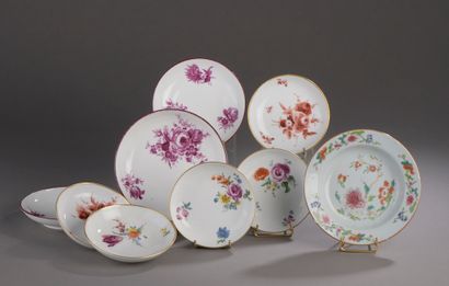 null MEISSEN, XVIIIe siècle.

Trois petite coupes en porcelaine à décor de fleurs...