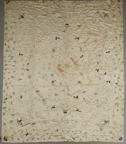 null CHINA, 19th century.

Beige silk fabric with polychrome embroidered decoration,...