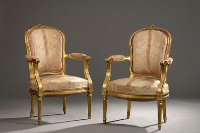  A pair of giltwood armchairs with violin backs, finely carved with rais-de-cœur...