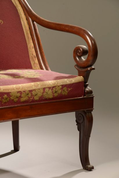  Important mahogany and mahogany veneer furniture with rounded back, the armrests...