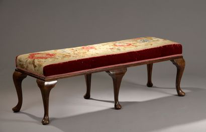 null Natural wood bench resting on six Chippendale legs and upholstered with tapestry.

England,...