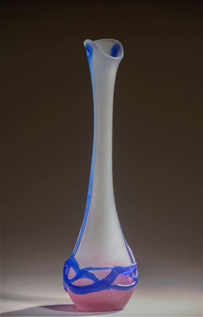 null Vase en verre sablé à haut col, inclusion d'oxydes roses et application bleue...