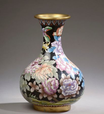 null CHINE - XXe siècle.

Important vase balustre en émail cloisonné à décor polychrome...
