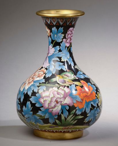 null CHINE - XXe siècle.

Important vase balustre en émail cloisonné à décor polychrome...