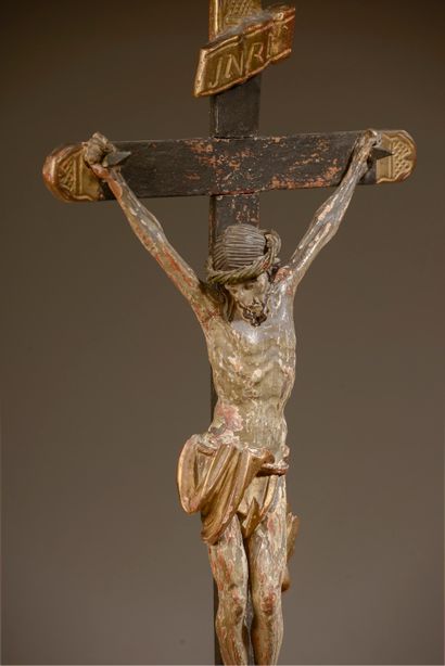 null Crucifix avec Christ en bois sculpté, polychromé et doré surmonté du titulus,...