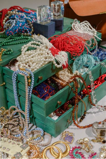 null Important lot de bijoux fantaisie comprenant colliers, bracelets, boucles d'oreilles,...