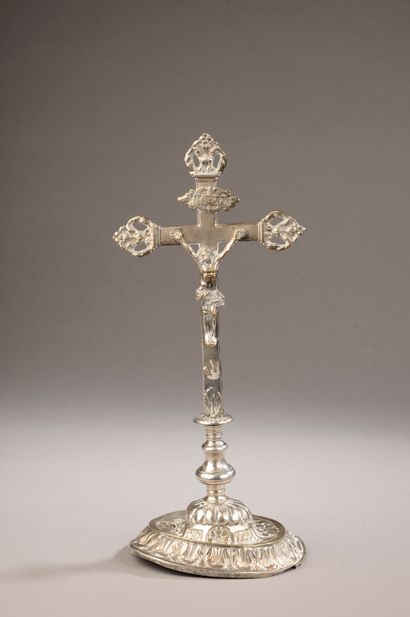  Crucifix d'autel en bronze argenté surmonté...