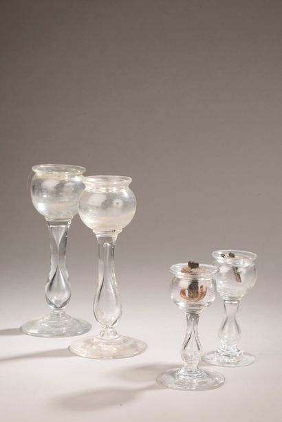 null Quatre lampes à huile de dentelière en verre soufflé (un fêle).

Provence, XVIIIe...