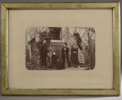 null 
Jules DAVID (actif à Levallois et Paris, XIXe siècle).




Famille posant devant...
