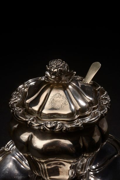 null ODIOT Paris.

A silver mustard pot with gadroons, scrolls and fillets, the grip...