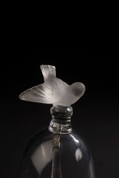 null LALIQUE France.

Table bell in moulded-pressed glass, the grip formed by a sparrow...