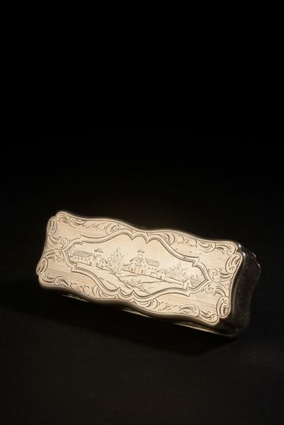 null Silver snuffbox engraved with foliated interlacing, the lid curved and figured....