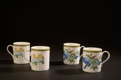 null HERMÈS.

Ensemble de quatre mugs en porcelaine polychrome modèle "Toucan".

Haut....