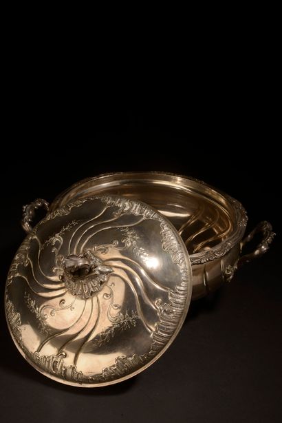 null Silver tureen with rocaille decoration, the body and the lid with twisted ribs...