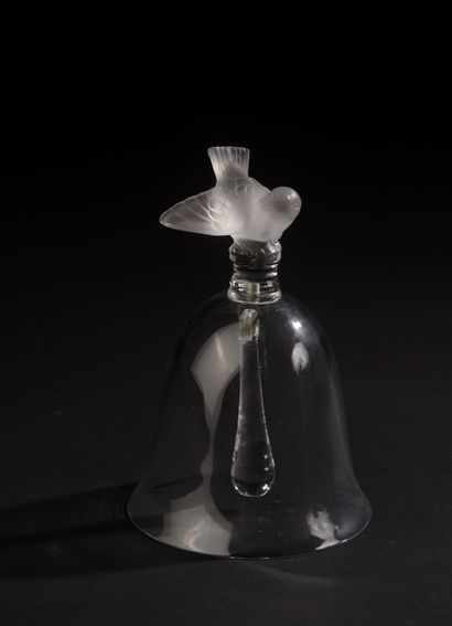 null LALIQUE France.

Table bell in moulded-pressed glass, the grip formed by a sparrow...