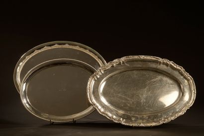 null Oval dish in silver 800 thousandths, the scalloped wing with foliage decoration...