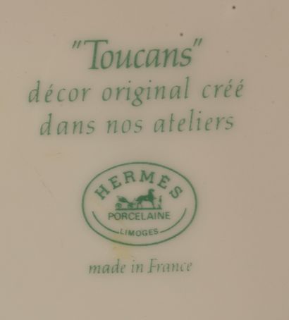 null HERMÈS.

Service à déjeuner "tête-à-tête" en porcelaine polychrome modèle "Toucan"...
