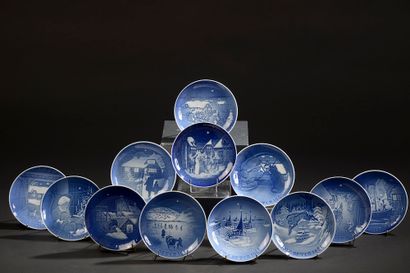 null BING AND GRONDAHL.

Set of twenty-two small porcelain plates decorated in blue...
