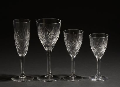 null SAINT-LOUIS.

Partie de service de verres en cristal taillé modèle "Chantilly"....