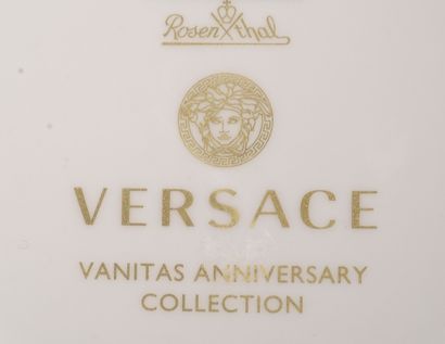 null ROSENTHAL pour VERSACE.

Boîte couverte en biscuit de la collection "Vanitas...