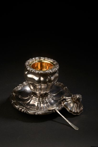 null ODIOT Paris.

A silver mustard pot with gadroons, scrolls and fillets, the grip...