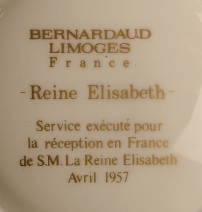 null BERNARDAUD, LIMOGES.

Partie de service en porcelaine modèle "Reine Elisabeth"...