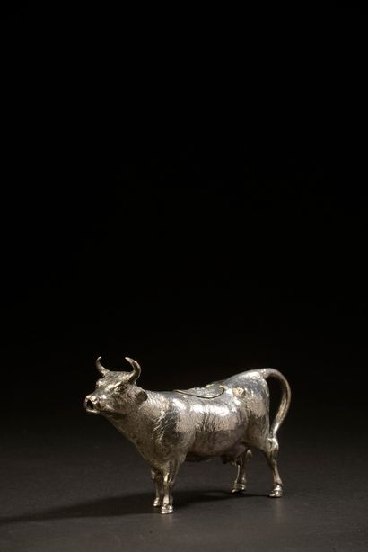 null Vache formant coupe en argent gravé, le dos muni d'un couvercle mobile à décor...