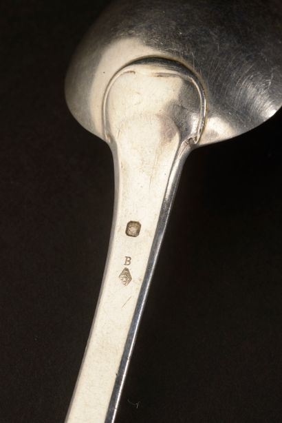 null Douze couverts en argent uniplat, les spatules monogrammées AS.

Poinçon : Minerve...