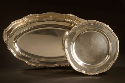 null Circular dish and two oval dishes in silver 800 thousandths, the edge scalloped...