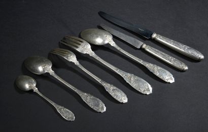 null PUIFORCAT.

Silver household set, the handle with foliage decoration, the spatula...